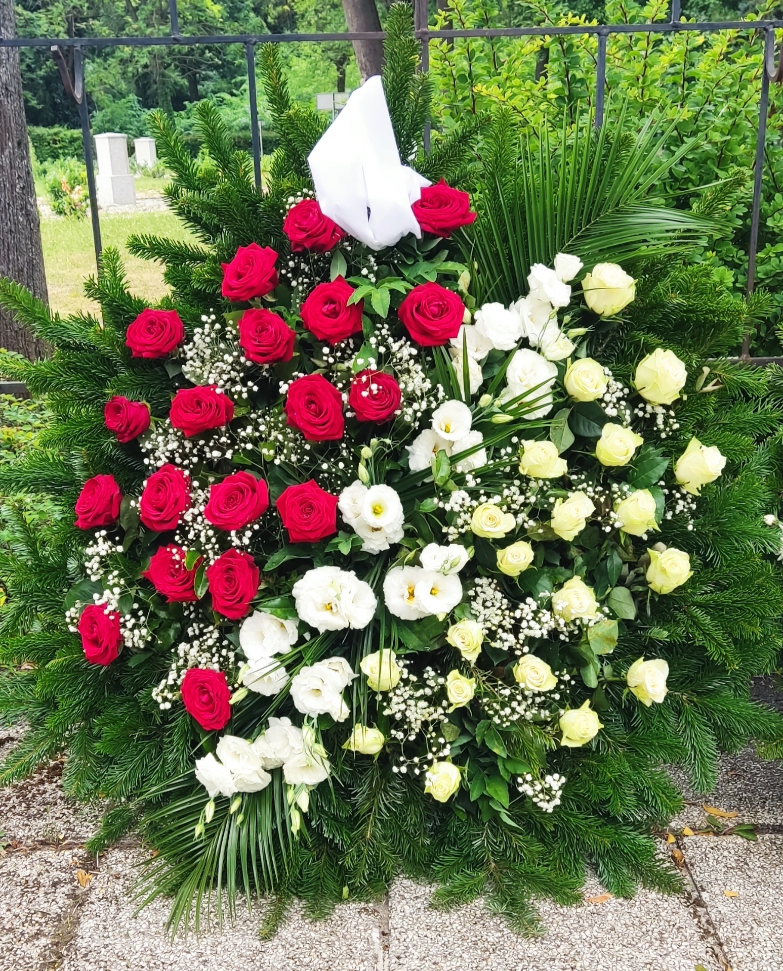 Nagy (kerek) álló koszorú rózsák szellőrózsa átló